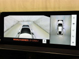 パノラミックビューモニターを装備。駐車場や交差点でクルマを真上から見るように周囲を確認できます。機能の詳細は販売店スタッフまでおたずねください。