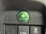 【ECONスイッチ(ECONモード)】エンジンだけでなく、エアコンなども含めてクルマ全体を燃費優先で自動制御。早く車内を涼しくしたい夏場など、空調を優先したい時には、スイッチを押してOFFにできます。