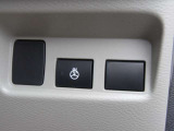 寒い日に、スイッチONで冷えた手も温まるステアリングヒーター。冬の運転の快適性に貢献します。寒冷地仕様でドアミラーもヒーター付きです。