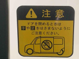 見た目が大事!な外装はぴかっとキレイに磨いており、経年のくすみもよみがえっております。ヘッドライトやドア周辺を磨く際にはマスキングテープを使用して保護しながら丁寧に作業をしております。