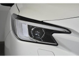 LEDヘッドランプは白色または青白い光を放ちます。夜間でも遠くまで見通しが良くなり、道路標識や歩行者をより早く認識できます。
