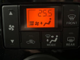 【オートエアコン】一度お好みの温度に設定すれば、車内の温度を検知し風量や温度を自動で調整。暑い&hellip;寒い&hellip;と何度もスイッチ操作をする必要はありません。快適な車内空間には必須の機能ですね♪