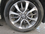 純正アルミホイール装着車です。靴と一緒でおしゃれな人は、足元に気を配りますよね。ちょっとした違いではありますが見た目は大きく変わりますよ。シャープでより引き締まった印象を与えます。