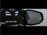 隣車線を走る車両をレーダーで検知し、ドアミラーでは確認しにくい後側方エリアに存在する車両に加え、急接近してくる車両も検知します。車両を検知するとドアミラーに搭載されたLEDインジケーターが点灯します。