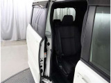 両側パワースライドドア付きだから、狭い駐車スペースなどでの 乗り降りラクラク!小さなお子さまのいるご家庭には嬉しい装備。