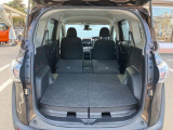 普段のお買い物や通勤、送迎等に十分な荷室スペースを確保しております。セカンドシートを倒すと、大きな荷物の積載も可能です♪