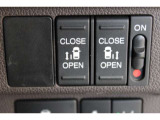 乗り降りラクラクな両側パワースライドドアが装備されてます。運転席からもリモート操作が可能です。外からはリモコンキーで開閉することができます。巻き込み防止機能もありますので安心です。