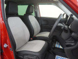 運転席のスペースはゆったりしていて、視界も広く確保されているので普段の運転からロングドライブまで快適です。