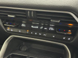 【左右独立オートエアコン】左右独立型、いわゆるデュアルエアコンです。運転席と助手席でそれぞれお好みの温度を設定可能です。