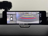 【360&deg; ビュー・モニター】自車周辺をぐるりと俯瞰できるカメラで危険察知。上空からの映像で自動車や障害物の位置が詳細に確認できるので、狭い駐車場でも安心して駐車できますね。