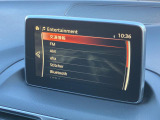 【マツダコネクトナビ】車内の雰囲気にマッチした一体型タイプのナビ。各種車輌設定やBluetooth再生等、様々な機能が楽しめます。直感的なダイヤル操作が可能で、使い勝手も良好です。