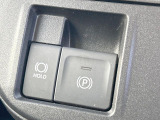 【電動パーキングブレーキ】パーキングブレーキは便利な電動式!ボタン一つで操作でき、アクセルを踏めば自動で解除されます♪レバーやペダルが無いので運転席廻りもすっきりしますね♪
