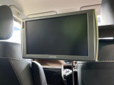 【後席モニター】家族や友人とお出かけする機会が多い方に大人気の後席モニターを装備!見やすい位置に画面がありテレビやDVDの視聴も快適!友達もお子様も、後席にしか乗らなくなるかも??