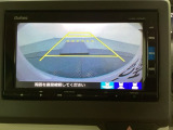 バックでの車庫入れも安心です! リアカメラが付いているバックモニター付のナビを装備しております。操作線もついており距離感も画面から確認できます。