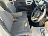 乗り心地の良いフロントシートです。足回りも広々としておりますので、長時間の運転も疲れづらいですよ。