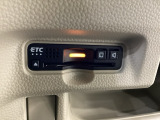 ハンドルの左下にETCがついています。高速道路の料金所の通過も楽々です。 カードの取り出しもしやすい場所についています。