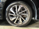純正アルミホイールのデザインは、ボディデザインとマッチしており、すっきりした雰囲気は好印象です!