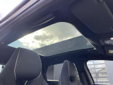ルーフガラスは、EVならではの静けさと開放感を感じさせてくれます。