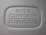 サイドカーテンエアバックシステムは、側面衝突時に大人から子供までさまざまな体格の乗員の頭部や頚部を広範囲で保護。特にセンターピラーへの頭部衝突を防ぐ展開性能を実現しています。