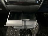 ドリンクホルダー&小物置きが有ります☆助手席の方にも使えて便利です♪