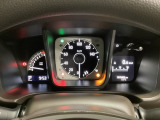 スピードメーターとタコメーターを大きく配した見やすいメーター部になっています。右側のインフォメーション画面でオドメーターや燃費などの情報を確認できます。