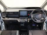 操作性に優れた運転席となります!小物入れや各ボタンの配置にこだわり、使いやすいです!座り心地もよく視認性も良好なのでロングドライブもお任せ下さい!