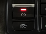 指先の操作でパーキングブレーキの「作動と解除」が行うことができる装備。ブレーキペダルから足を離しても停止し続けてくれるオートブレーキホールド機能。信号待ちなどの際には便利。ECO運転で低燃費走行♪