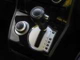 シフトレバーはコンパクトで邪魔にならないインパネシフト!足元スペースも広く人気のタイプです。
