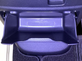 足元部分にはちょっとした小物を入れるのに便利な収納BOXもあります。