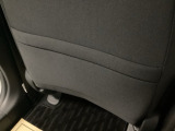 【収納】後部座席収納。散乱しがちな小物を収納するのに便利です。お子様のおもちゃやティッシュボックス、書類等様々な収納が可能です。