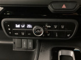 オートエアコンで、毎日のドライブを快適に。温度、風量を自動で調整し、理想的な車内環境を提供します。