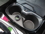 シフトレバー前方にドリンクホルダーが2本用意されています。12Vアクセサリーソケットはこちらです。