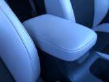 【アームレスト】運転時の疲労軽減にもなるアームレストがついています!