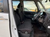 ゆったり・しっかり座れるシートに運転席は高さ調節可能なハイアジャスター付き!シート位置の前後と高さ・ハンドル上下調節で自分に合った最適なポジションを見つけることができます!!