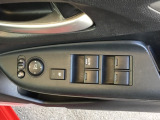 電動格納式ドアミラーのスイッチは運転席ドアにあります。