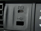 USBジャック搭載☆上部は急速充電に対応しているほか、下部は純正ナビを取り付けした際の音楽再生用として使用可能です♪