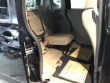 後席の座面をはねあげると、後席のあったスペースがそのまま高さのある荷室空間に!背の高い荷物も横にせずそのまま積み込めます。もちろん左右片方だけのアレンジも可能です。