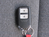 スマートキー付!キーを取り出さなくてもドアロックの施錠・開錠、エンジンの始動が出来ます!雨の日や荷物の多い日にとても便利ですね