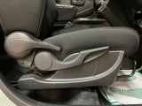 運転席にはシートリフターがついており、運転席の高さ調整が可能です
