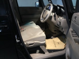 【ベンチシート】運転席と助手席の移動もスムーズ!狭い駐車場での乗り降りや、お子様の乗り降りにも便利です。座席の間にコンソールボックスやドリンクホルダーがないため、車内空間が広く感じます。