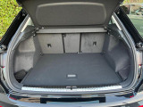奥行きがあり、十分な広さを持つラゲッジスペースです。リアシートは分割可倒式ですので、大きな荷物を積載する事も可能です。