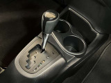 シフトレバー前にカップホルダーと小物入れが配置されています。