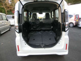 リヤシート前倒し時(2名乗車)の画像です。とても使い勝手の良い荷室です。