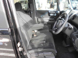 運転席はシートの高さを調節できます!また前席はシートヒーターがついています♪