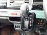 こちらのシフトは、車両にマッチしたデザインになっています!握りやすく、操作し易い配置になっていますので、いつも触れるシフトだからこそ、大切ですね!