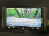 【バックカメラ】駐車時に後方がリアルタイム映像で確認できます。大型商業施設や立体駐車場での駐車時や、夜間のバック時に大活躍!運転スキルに関わらず、今や必須となった装備のひとつです!
