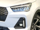【LEDヘッドライト】悪天候や夜間走行時も良好な視界を確保し安心して運転できる高輝度LEDヘッドライトを装備!点灯速度が早く、消費電力も抑えられています。