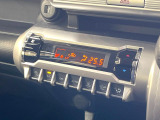 【オートエアコン】一度お好みの温度に設定すれば、車内の温度を検知し風量や温度を自動で調整。暑い&hellip;寒い&hellip;と何度もスイッチ操作をする必要はありません。快適な車内空間には必須の機能ですね♪