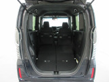 リヤシートを畳むと荷室がさらに広くなります。