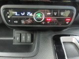オートエアコンは操作が楽々♪フロント左右シートヒーターも装備しています。USBジャック付きです。